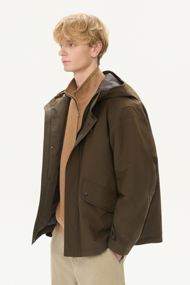 가을 시즌 아웃도어 활동과 일상에서 활용하기 좋은 패디드 후드 점퍼입니다. 카키와 올리브 두 가지 색상으로 출시되었으며, 세미 오버핏으로 편안한 착용감을 선사합니다. 발수 가공된 나일론, 폴리에스테르 혼방 소재에 두꺼운 패딩 충전재를 사용하여 보온성을 높였습니다. 후드 일체형 디자인과 스트링 디테일, 사이드 플랩 포켓, 소매 턱 디테일이 특징이며, 캠핑룩, 등산룩, 여행룩, 고프코어 및 캐주얼 스타일을 연출하기 좋습니다.
