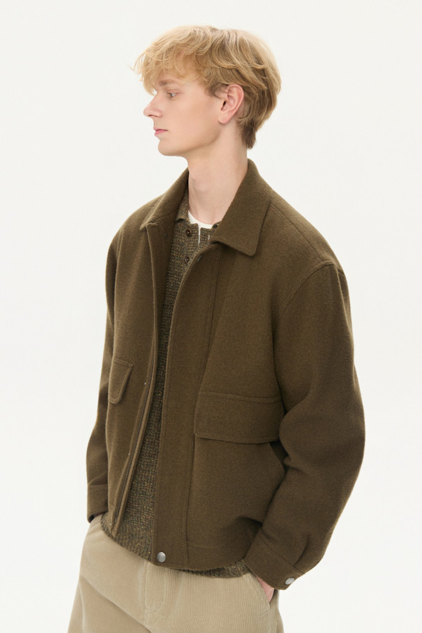 세련된 스타일을 완성하는 울 집업 블루종입니다. 고급스러운 울과 캐시미어 혼방 소재로 제작되어 부드러운 촉감과 뛰어난 보온성을 자랑합니다. 가을, 겨울 시즌에 안성맞춤이며, 클래식한 무드의 무지 디자인으로 다양한 룩에 매치하기 좋습니다. 컴포트 핏으로 편안한 착용감을 선사하며, 사이드 포켓, 밑단 엘라스틱 밴드, 히든 스냅 디테일로 실용성을 더했습니다. 출근룩, 모임룩, 데이트룩 등 폭넓은 TPO에 활용 가능한 머스트 해브 아이템입니다.
