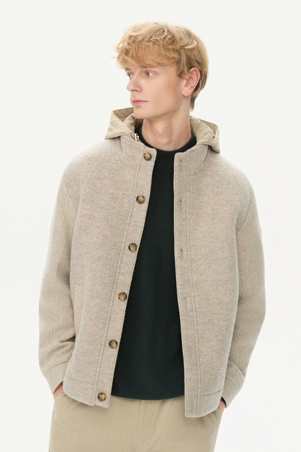 이탈리안 패브릭 디테처블 후드 울 다운 점퍼는 겨울철 당신의 스타일을 책임질 아우터입니다. 고급스러운 이태리 울 원단을 사용하여 부드러운 촉감과 따뜻함을 선사하며, 베이직하고 클래식한 디자인으로 어떤 룩에도 잘 어울립니다. 탈착 가능한 후드로 다양한 스타일 연출이 가능하며, 구스다운 충전재와 퀼팅 디테일로 보온성을 높였습니다. 차분한 그레이 컬러와 베이직핏, 사이드 포켓 디자인으로 출근룩, 오피스룩, 모임룩 등 TPO에 구애받지 않고 시크하고 미니멀한 스타일을 완성할 수 있습니다. 
