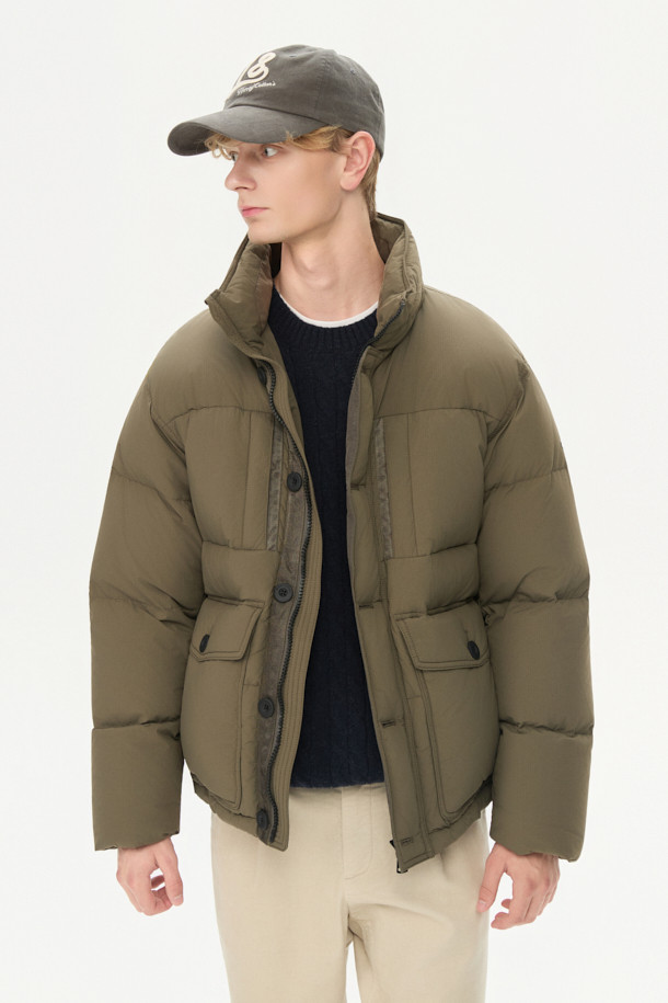 **퀼팅 다운 점퍼**

쌀쌀한 겨울 날씨에도 따뜻함과 스타일을 놓치지 않도록 퀼팅 디자인의 다운 점퍼를 소개합니다. 카키와 올리브 두 가지 색상으로 출시되어, 캐주얼, 미니멀, 시티보이 룩을 연출하기 좋습니다. 부드러운 나일론 소재와 두꺼운 두께감으로 보온성과 방풍 기능을 제공하며, 세미 오버핏으로 편안하게 착용 가능합니다. 멀티 포켓, 지퍼 테이프 노출, 밑단 스트링, 후드 내장, 벨보아 넥 안감, 이너 커프스 엘라스틱 밴드, 머스코비 다운 충전재 등 다양한 디테일이 돋보입니다. 출근룩과 여행룩 모두에 활용할 수 있는 실용적인 아이템입니다.
