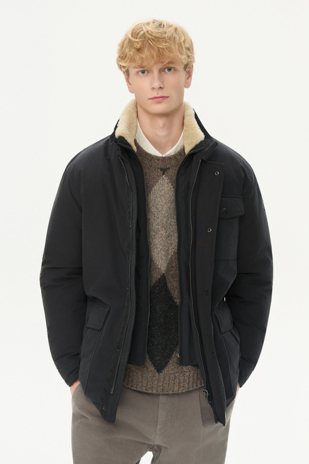 스핏파이어 사파리 다운 점퍼는 겨울철 일상과 출근룩에 모두 잘 어울리는 베이직핏 다운 점퍼입니다. 모던하고 클래식한 스타일의 무지 디자인으로, 허리 엘라스틱 스트링으로 사이즈 조절이 가능합니다. 넉넉한 두께감과 부드러운 촉감의 나일론, 폴리에스테르 혼방 소재로 제작되었으며, 구스다운 충전재를 사용하여 보온성을 높였습니다. 3포켓 구성과 액션 플리츠 디테일, 탈부착 가능한 무통 패널을 갖추어 실용성을 더했습니다. 긴 소매 기장의 사파리 코트 타입으로, 스냅 버튼 여밈 방식을 적용했습니다.
