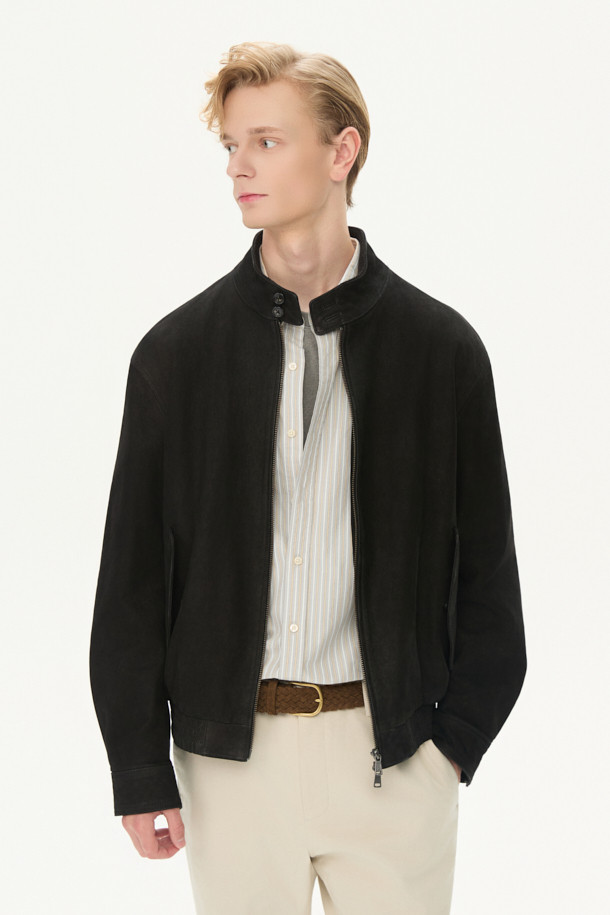 부드러운 누벅과 램스킨 소재로 제작된 블랙 컬러의 누벅 레더 해링턴 점퍼입니다. 캐주얼과 클래식 무드를 모두 담아낸 디자인으로, 데이트룩과 모임룩에 활용하기 좋습니다. 스탠드 칼라와 플랩 포켓, 버튼 커프, 가죽 립 마감, 워싱 가공 디테일이 돋보입니다. 루즈핏으로 편안한 착용감을 선사하며, 가을 시즌에 어울리는 긴소매 기장의 집업 스타일 아우터입니다. 미니멀한 스타일을 즐기는 분들께 추천합니다.
