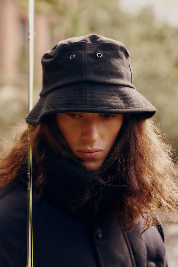 FFC x 도큐먼트 버킷햇은 FFC와 Document의 콜라보레이션으로 탄생한 모자입니다. 몰스킨 코튼 혼방 원단을 사용하여 부드러운 촉감과 편안한 착용감을 제공하며, 일상, 여행, 산책 등 다양한 TPO에 활용하기 좋습니다. 무지 디자인에 블랙 컬러로 어떤 스타일에도 잘 어울리며, 캐주얼, 미니멀, 클래식 스타일을 즐겨 입는 분들께 추천합니다. 일반적인 모자 깊이와 챙 넓이로 제작되어 유행을 타지 않고 오랫동안 착용할 수 있습니다. 라벨 장식이 돋보이는 버킷햇으로, 여름, 가을, 겨울철 데일리룩에 포인트를 더해보세요.
