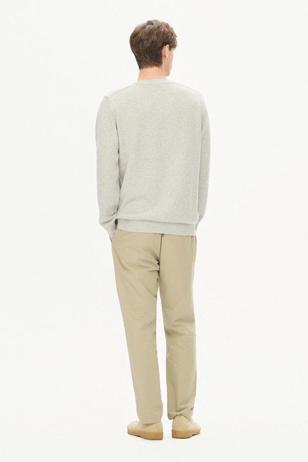 [온라인 단독] 가을 아티보(Attivo) 팬츠는 캐주얼, 미니멀, 클래식 스타일을 아우르는 남성용 바지입니다. 면과 스판덱스 혼방 소재로 제작되어 부드러운 촉감과 편안한 착용감을 선사하며, 가을 및 초겨울에 적합합니다. 허리 뒷단 밴딩 처리로 활동성을 높였으며, 테이퍼드 핏에 허벅지 부분 여유를 두어 편안함을 더했습니다. 베이지 색상의 무지 디자인으로 다양한 상의와 매치하기 좋으며, 출근룩 및 비즈니스 캐주얼 스타일에도 활용 가능합니다. 양 사이드 포켓과 뒷 포켓으로 실용성을 높인 레귤러핏 긴바지입니다.
