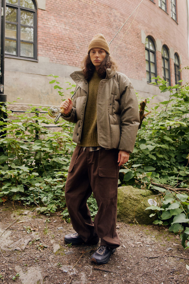 FFC (에프에프씨) x DOCUMENT (도큐먼트) 이탈리안 코튼 피싱 팬츠는 가을, 겨울 시즌에 어울리는 캐주얼하고 빈티지한 무드의 카고 팬츠입니다. 은은한 광택과 부드러운 촉감이 특징인 이탈리아 올림피아스社의 면 소재를 사용하여 편안한 착용감을 선사합니다. 루즈핏으로 제작되었으며, 6개의 기능적인 포켓 디테일과 가먼트 워싱 가공으로 실용성과 빈티지한 멋을 더했습니다. 피싱 자켓과 함께 셋업으로 착용하여 더욱 스타일리시한 가을 나들이룩, 캠핑룩을 연출할 수 있습니다.