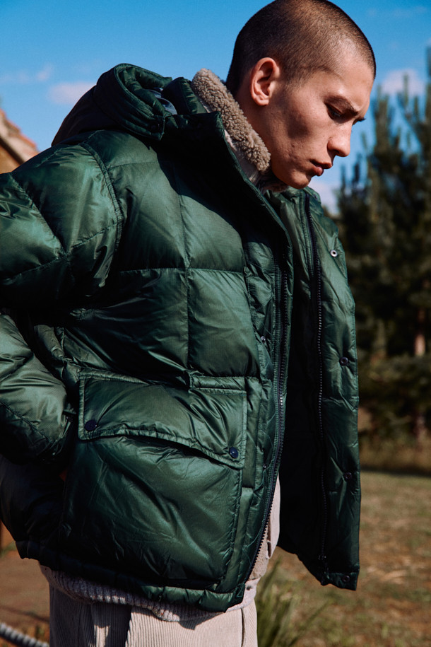 [Fly Fishing Club] 피셔맨 숏 다운 파카는 겨울철 아웃도어 활동, 피싱, 일상생활에서 폭넓게 활용 가능한 공용 다운 점퍼입니다. 클래식하고 아웃도어 스타일을 결합한 디자인으로, 숏 기장에 퀼팅 무늬를 더해 세련된 분위기를 연출합니다. 80/20 구스다운 충전재와 립스탑 원단, 방풍 및 발수 기능으로 뛰어난 보온성과 활동성을 제공하며, 하이넥 후드와 YKK 지퍼, 플랩 박스 포켓 등의 디테일이 돋보입니다. 루즈핏 디자인으로 겨울 데일리룩, 캠핑룩, 등산룩 등 다양한 스타일을 연출할 수 있으며, 소매 이밴드와 2단 스토퍼, 스트링 밑단으로 핏 조절이 용이합니다. 그린 컬러의 나일론 소재로 제작되어 부드러운 촉감을 선사합니다.
