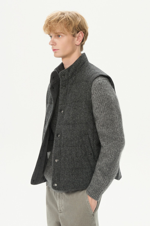 파일럿 프리모는 겨울철 클래식한 스타일을 완성하는 남성용 파일럿 코트입니다. 이탈리아 올메텍스사 코튼 혼방 소재와 포르투갈 피테콤사 울 헤링본 트위드의 조화가 고급스러운 외관을 선사하며, 블랙 컬러로 시크한 매력을 더합니다. 구스다운 충전재와 분리형 다운 베스트를 사용하여 보온성과 경량성을 동시에 갖추었습니다. 출근룩, 모임룩, 연말 모임룩 등 다양한 때와 장소와 목적에 적합하며, 미니멀하고 시크한 스타일을 연출하기 좋습니다. 긴 소매와 레귤러핏으로 제작되어 편안한 착용감을 제공합니다.