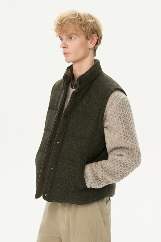 파일럿 Primo(프리모)는 겨울철 출근룩을 위한 클래식하고 미니멀한 스타일의 파일럿 코트입니다. 블랙과 올리브 두 가지 색상으로 제공되며, 넉넉한 레귤러핏과 레귤러 기장으로 편안한 착용감을 선사합니다. 면과 울 혼방의 두꺼운 소재와 구스다운 충전재, 탈부착 다운 베스트, 넥 마스크가 적용되어 뛰어난 보온성을 제공하며, 워싱 가공 및 왁스 코팅으로 내구성을 높였습니다. 버튼 여밈 방식이며, 긴 소매 디자인으로 겨울철에도 따뜻하게 착용할 수 있습니다.
