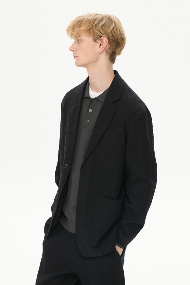 이탈리안 원단으로 제작된 울 써커 크리즈 셋업 재킷입니다. 가을 시즌에 어울리는 블랙 컬러의 싱글 버튼 블레이저로, 톤온톤의 미니멀한 디자인이 특징입니다. 루즈핏으로 편안함을 더하고, 크리즈 가공으로 세련된 실루엣을 연출합니다. 웰트 포켓과 아웃 포켓 디테일이 실용성을 높였으며, 안감 처리를 통해 부드러운 착용감을 선사합니다. 출근룩, 비즈니스 캐주얼, 모임룩 등 다양한 TPO에 미니멀, 클래식, 캐주얼 스타일로 활용하기 좋습니다.
