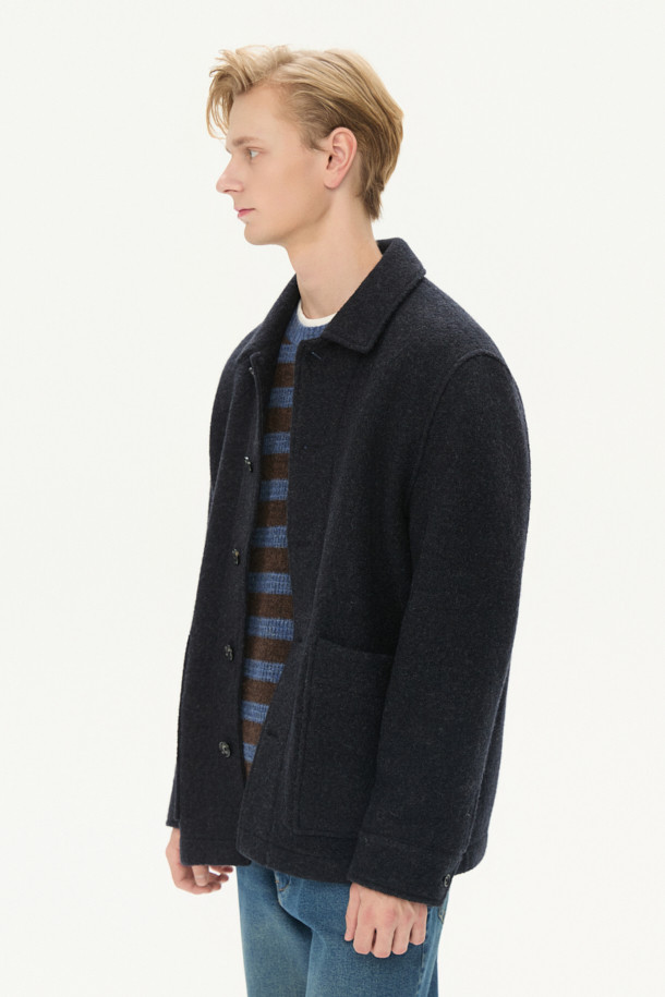 이태리 MTT사의 보일드 울 원단으로 제작된 울 초어 재킷입니다. 부드러운 촉감과 레귤러 핏으로 편안한 착용감을 선사하며, 사선 컷팅 아웃포켓과 반우라 몸판, 전체 소매 안감 디테일로 완성도를 높였습니다. 캐주얼, 베이직 스타일을 기반으로 하여 출근룩, 모임룩, 비즈니스 캐주얼 등 다양한 TPO에 활용 가능합니다. 가을, 초겨울 시즌에 적합하며, 미니멀하고 클래식한 스타일을 연출하기 좋습니다. 블랙 컬러의 무지 디자인으로 어떤 옷에도 쉽게 매치할 수 있습니다.
