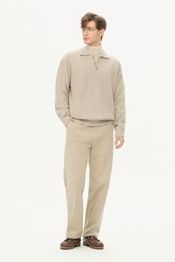 부드러운 코듀로이 소재로 제작되어 편안한 착용감을 선사하는 코듀로이 스트링 팬츠입니다. 일상생활에서 활용하기 좋은 릴랙스핏 디자인으로, 캐주얼하고 미니멀한 스타일을 연출합니다. 허리 드로우스트링으로 허리 사이즈를 조절할 수 있으며, 양 사이드 포켓과 뒷포켓으로 실용성을 더했습니다. 가을과 겨울에 따뜻하게 착용할 수 있으며, 베이지 색상으로 다양한 상의와 매치하기 용이합니다. 출근룩과 캠핑룩 등, TPO에 맞게 폭넓게 활용할 수 있습니다.
