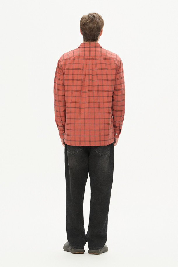 오렌지 컬러의 체크 패턴이 돋보이는 셔츠입니다. 면 소재에 두꺼운 두께감과 기모 안감으로 따뜻함을 더해 겨울철에도 포근하게 착용할 수 있습니다. 헨리코튼 라벨과 슬럽사, 트윌 원단의 조합이 빈티지하면서도 캐주얼한 스타일을 연출합니다. 가슴 포켓과 뒷면 요크 주름 디테일이 돋보이며, 컴포트핏으로 편안한 착용감을 선사합니다. 출근룩 또는 비즈니스 캐주얼, 캐주얼, 클래식, 워크웨어 스타일 모두 소화 가능한 활용도 높은 셔츠입니다.
