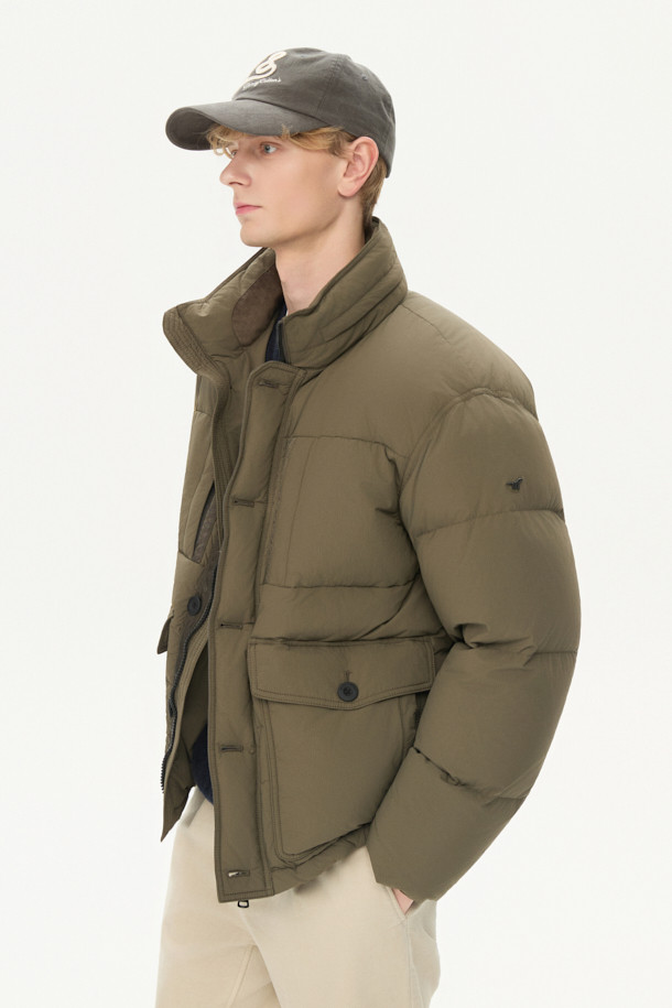 **퀼팅 다운 점퍼**

쌀쌀한 겨울 날씨에도 따뜻함과 스타일을 놓치지 않도록 퀼팅 디자인의 다운 점퍼를 소개합니다. 카키와 올리브 두 가지 색상으로 출시되어, 캐주얼, 미니멀, 시티보이 룩을 연출하기 좋습니다. 부드러운 나일론 소재와 두꺼운 두께감으로 보온성과 방풍 기능을 제공하며, 세미 오버핏으로 편안하게 착용 가능합니다. 멀티 포켓, 지퍼 테이프 노출, 밑단 스트링, 후드 내장, 벨보아 넥 안감, 이너 커프스 엘라스틱 밴드, 머스코비 다운 충전재 등 다양한 디테일이 돋보입니다. 출근룩과 여행룩 모두에 활용할 수 있는 실용적인 아이템입니다.

