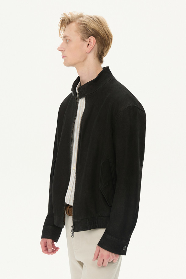 부드러운 누벅과 램스킨 소재로 제작된 블랙 컬러의 누벅 레더 해링턴 점퍼입니다. 캐주얼과 클래식 무드를 모두 담아낸 디자인으로, 데이트룩과 모임룩에 활용하기 좋습니다. 스탠드 칼라와 플랩 포켓, 버튼 커프, 가죽 립 마감, 워싱 가공 디테일이 돋보입니다. 루즈핏으로 편안한 착용감을 선사하며, 가을 시즌에 어울리는 긴소매 기장의 집업 스타일 아우터입니다. 미니멀한 스타일을 즐기는 분들께 추천합니다.
