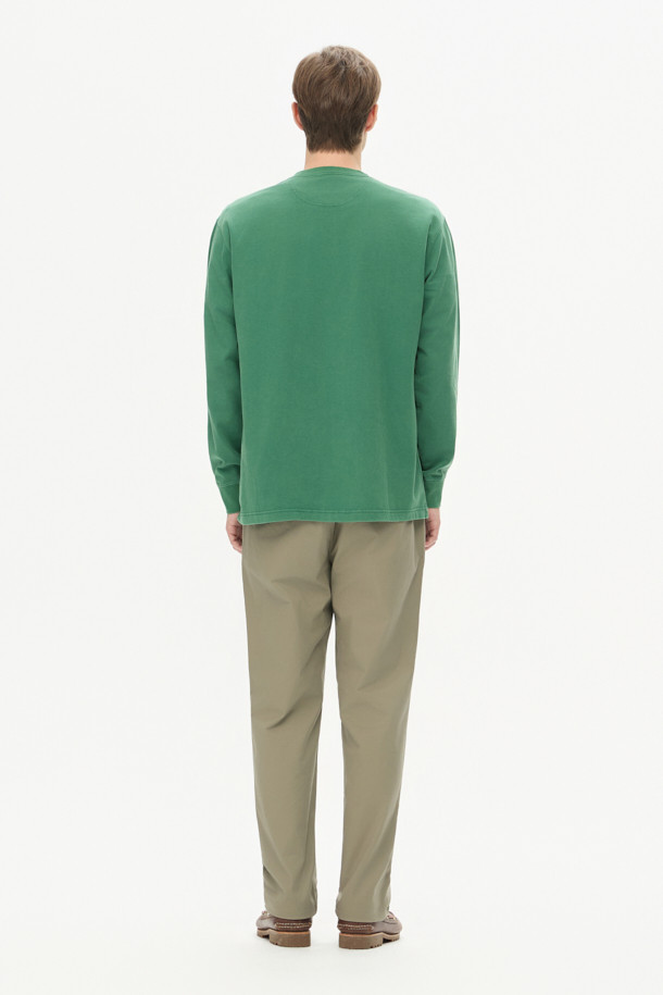 [온라인 단독] 가을 아티보(Attivo) 팬츠는 가을과 초겨울에 적합한 남성용 캐주얼 테이퍼드 핏 팬츠입니다. 부드러운 면과 스판덱스 혼방 소재로 제작되어 편안한 착용감을 선사하며, 카키와 베이지 두 가지 색상으로 출시되었습니다. 허리밴딩으로 편안함을 더하고, 허벅지 부분에 여유를 주어 활동성을 높였습니다. 넉넉한 수납을 위한 양쪽 사이드 포켓과 뒷 포켓이 있으며, 캐주얼, 미니멀, 클래식 스타일의 출근룩으로 활용하기 좋습니다. 아티보(Attivo) 핏으로 완성된 이 팬츠는 일상과 캐주얼한 상황 모두에 잘 어울립니다.
