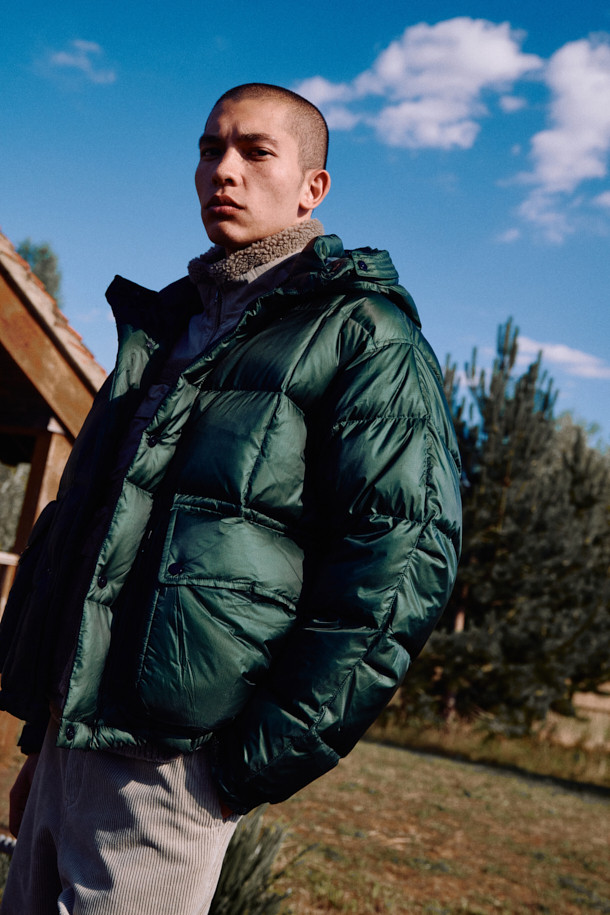 [Fly Fishing Club] 피셔맨 숏 다운 파카는 겨울철 아웃도어 활동, 피싱, 일상생활에서 폭넓게 활용 가능한 공용 다운 점퍼입니다. 클래식하고 아웃도어 스타일을 결합한 디자인으로, 숏 기장에 퀼팅 무늬를 더해 세련된 분위기를 연출합니다. 80/20 구스다운 충전재와 립스탑 원단, 방풍 및 발수 기능으로 뛰어난 보온성과 활동성을 제공하며, 하이넥 후드와 YKK 지퍼, 플랩 박스 포켓 등의 디테일이 돋보입니다. 루즈핏 디자인으로 겨울 데일리룩, 캠핑룩, 등산룩 등 다양한 스타일을 연출할 수 있으며, 소매 이밴드와 2단 스토퍼, 스트링 밑단으로 핏 조절이 용이합니다. 그린 컬러의 나일론 소재로 제작되어 부드러운 촉감을 선사합니다.
