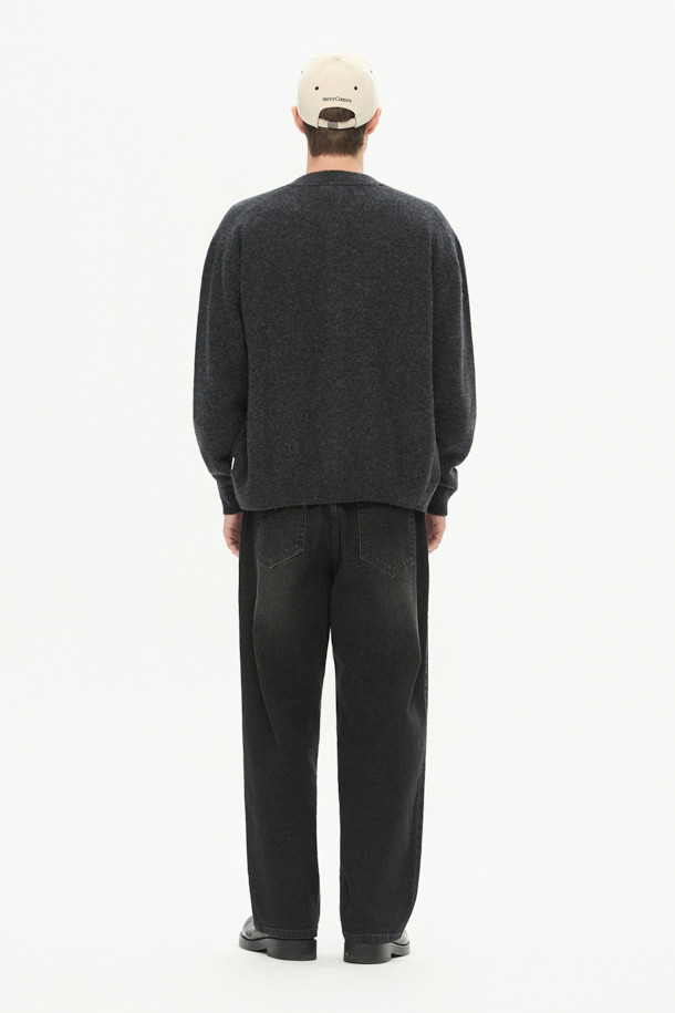 그레이 스트레이트 데님은 가을철 일상 및 출근룩, 모임룩에 활용하기 좋은 베이직 스타일의 데님 팬츠입니다. 신축성 있는 데님과 면 혼방 소재로 제작되어 편안한 착용감을 선사합니다. 5포켓 디자인과 켄톤, 리벳 디테일이 돋보이며, 스트레이트 핏으로 캐주얼, 클래식, 미니멀 등 다양한 스타일을 연출할 수 있습니다. 무지 패턴의 긴 기장 바지로, 어떤 상의와도 쉽게 매치하여 활용도 높게 스타일링하기 좋습니다.
