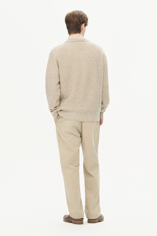 부드러운 코듀로이 소재로 제작되어 편안한 착용감을 선사하는 코듀로이 스트링 팬츠입니다. 일상생활에서 활용하기 좋은 릴랙스핏 디자인으로, 캐주얼하고 미니멀한 스타일을 연출합니다. 허리 드로우스트링으로 허리 사이즈를 조절할 수 있으며, 양 사이드 포켓과 뒷포켓으로 실용성을 더했습니다. 가을과 겨울에 따뜻하게 착용할 수 있으며, 베이지 색상으로 다양한 상의와 매치하기 용이합니다. 출근룩과 캠핑룩 등, TPO에 맞게 폭넓게 활용할 수 있습니다.
