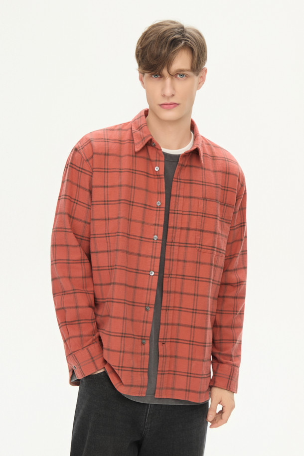 오렌지 컬러의 체크 패턴이 돋보이는 셔츠입니다. 면 소재에 두꺼운 두께감과 기모 안감으로 따뜻함을 더해 겨울철에도 포근하게 착용할 수 있습니다. 헨리코튼 라벨과 슬럽사, 트윌 원단의 조합이 빈티지하면서도 캐주얼한 스타일을 연출합니다. 가슴 포켓과 뒷면 요크 주름 디테일이 돋보이며, 컴포트핏으로 편안한 착용감을 선사합니다. 출근룩 또는 비즈니스 캐주얼, 캐주얼, 클래식, 워크웨어 스타일 모두 소화 가능한 활용도 높은 셔츠입니다.
