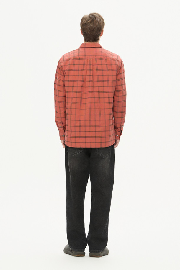 그레이 스트레이트 데님은 가을철 일상 및 출근룩, 모임룩에 활용하기 좋은 베이직 스타일의 데님 팬츠입니다. 신축성 있는 데님과 면 혼방 소재로 제작되어 편안한 착용감을 선사합니다. 5포켓 디자인과 켄톤, 리벳 디테일이 돋보이며, 스트레이트 핏으로 캐주얼, 클래식, 미니멀 등 다양한 스타일을 연출할 수 있습니다. 무지 패턴의 긴 기장 바지로, 어떤 상의와도 쉽게 매치하여 활용도 높게 스타일링하기 좋습니다.
