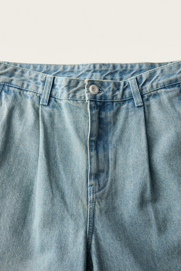 [ British Sporting Club (브리티시 스포팅 클럽)] 턱 데님 팬츠는 가을 시즌, 데이트룩과 쇼핑룩에 잘 어울리는 테이퍼드 핏의 데님 팬츠입니다. 부드러운 촉감의 라이트 블루 컬러 데님 소재로 제작되었으며, 무지 패턴에 클래식, 캐주얼, 미니멀 스타일을 연출할 수 있습니다. 원턱 디테일과 슬랜트 포켓, 히든 후면 포켓 디자인이 특징이며, 톤온톤 스티치와 버튼 및 지퍼 플라이, 페이드 워싱으로 포인트를 더했습니다. 일상에서 편안하게 착용하며 스타일리시함까지 놓치지 않는 아이템입니다.
