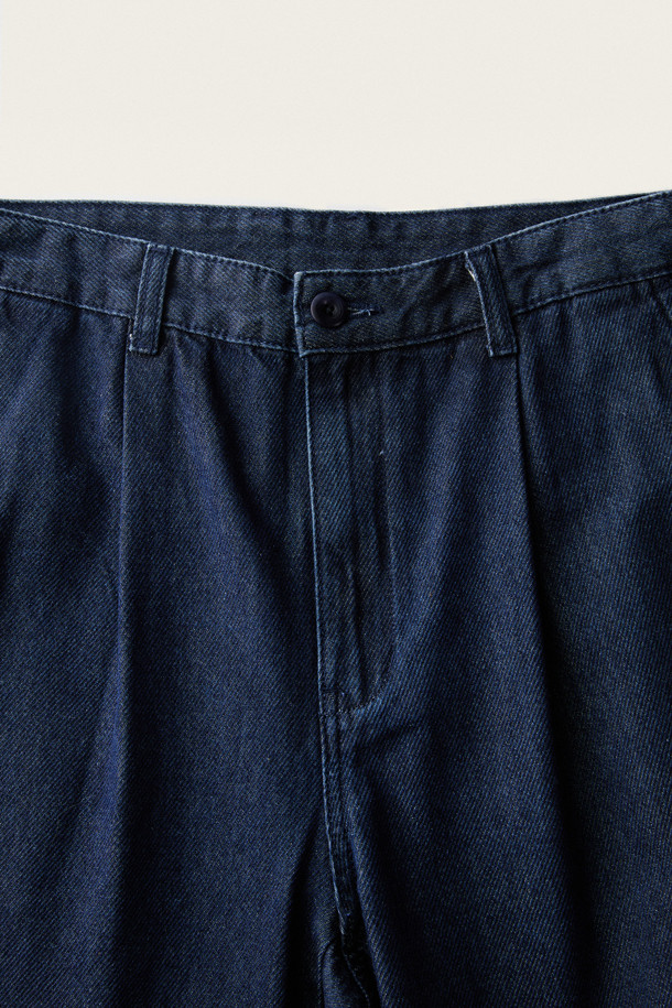 **[British Sporting Club] (브리티시 스포팅 클럽) 턱 트윌 데님 팬츠**

부드러운 촉감의 면과 데님 혼방 소재로 제작된 [British Sporting Club] (브리티시 스포팅 클럽) 턱 트윌 데님 팬츠입니다. 네이비 컬러의 무지 디자인으로, 클래식함과 캐주얼함을 동시에 느낄 수 있습니다. 가을 계절에 어울리는 긴 기장의 데님 팬츠로, 테이퍼드 핏이 다리 라인을 슬림하게 잡아줍니다. 원턱 디테일, 슬랜트 포켓, 히든 백포켓, 버튼 & 지퍼 플라이, 톤온톤 스티치, 페이드 워싱 등의 특징으로 세련된 디자인을 완성했습니다. 데이트룩, 가을 나들이룩 등 다양한 TPO에 활용 가능한 미니멀 스타일의 데님 팬츠입니다.
