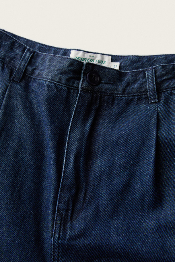 [British Sporting Club] 턱 트윌 데님 쇼츠는 클래식한 무드를 연출하는 남성용 데님 쇼츠입니다. 부드러운 면 소재로 제작되어 얇고 시원하며, 여름철 일상복으로 적합합니다. 세미 루즈핏으로 편안함을 더하고, 원턱 디자인과 슬랜트 포켓, 백 플랩 포켓 등의 디테일이 특징입니다. 워싱 처리된 블루 컬러에 British Sporting Club 자수 로고가 포인트로 들어가 세련된 느낌을 줍니다. 사이즈 조절 디테일이 있어 더욱 만족스러운 착용감을 선사합니다. 동네 마실룩, 휴가룩, 여행룩 등 다양한 TPO에 미니멀하고 캐주얼한 스타일로 연출해보세요.
