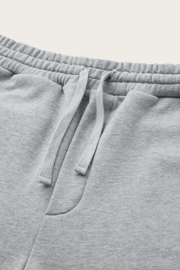 BSC X 클로브 스트링 스웻팬츠 (세트업)는 캐주얼, 미니멀 스타일을 추구하는 남성을 위한 데일리 팬츠입니다. 부드러운 면 소재로 제작되어 편안한 착용감을 선사하며, 사계절 내내 활용 가능합니다. 스트레이트 핏에 무지 디자인으로 어떤 상의와도 쉽게 매치할 수 있으며, 스트링 조절과 사이드, 힙 포켓으로 실용성을 더했습니다. 집콕룩, 동네 마실룩, 산책룩 등 다양한 TPO에 활용하기 좋고, 세트업으로도 연출하여 미니멀한 스타일을 완성할 수 있습니다. 자수 및 아플리케 디테일이 돋보이는 디자인입니다.
