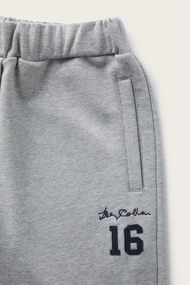 [BSC X 클로브] 스트링 스웻팬츠 (세트업) (W)는 여성 고객을 위한, 캐주얼하고 미니멀한 스타일의 긴 기장 스웻팬츠입니다. 부드러운 면 소재로 제작되어 봄, 여름, 가을, 겨울 사계절 내내 편안하게 착용할 수 있습니다. 스트레이트 핏으로 떨어지는 깔끔한 실루엣과 중간 두께감으로 어떤 상의에도 잘 어울립니다. 허리 밴딩과 스트링 조절 기능으로 편안함을 더했으며, 사이드 포켓, 힙 포켓, 스티치 마감, 자수 및 아플리케 디테일이 돋보입니다. 집콕룩, 동네 마실룩, 여행룩 등 다양한 TPO에 맞춰 세련된 스타일을 연출해보세요.
