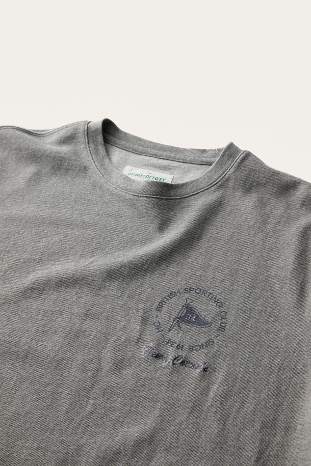 [British Sporting Club] 자수 피그먼트 반소매 티셔츠는 스포티, 빈티지, 헤리티지 스타일을 결합한 디자인입니다. 부드러운 면 소재에 도톰한 두께감으로 편안한 착용감을 선사하며, 피그먼트 워싱 처리로 빈티지한 멋을 더했습니다. 그레이 컬러에 좌측 가슴 그래픽 프린트와 넥라인 안쪽 'H.C' 프린트, 그리고 통기성이 뛰어난 것이 특징입니다. 스탠다드핏의 라운드넥 티셔츠로, 동네 마실룩 또는 산책룩 등 캐주얼하고 레트로한 스타일 연출에 적합합니다.
