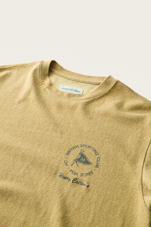[British Sporting Club] 브리티시 스포팅 클럽 자수 피그먼트 반소매 티셔츠는 편안한 착용감의 면 소재로 제작되어 통기성이 우수합니다. 여름철 데일리룩, 여행룩, 산책룩에 어울리는 스탠다드핏의 반소매 티셔츠입니다. 베이지 컬러의 라운드넥 디자인으로, 스포티하고 빈티지한 무드를 연출합니다. 좌측 가슴 부분에 그래픽 프린팅이 있으며, 넥라인 안쪽에는 'H.C' 프린트 디테일이 돋보입니다. 피그먼트 워싱 처리하여 빈티지한 느낌을 더했습니다.
