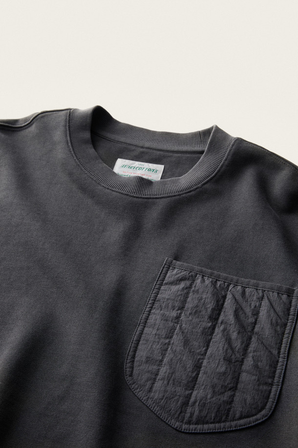 [브리티시 스포팅 클럽] 포켓 피그먼트 스웨트셔츠는 캐주얼, 스포티, 미니멀 스타일을 추구하는 분들을 위한 가을 시즌 필수 아이템입니다. 부드러운 면 소재에 피그먼트 워싱 처리하여 자연스러운 색감과 빈티지한 무드를 더했습니다. 라운드넥 디자인에 루즈핏으로 편안한 착용감을 제공하며, 립스탑 포켓과 가슴 포켓 디테일로 실용성을 높였습니다. B.S.C 레터링 자수와 립 마감으로 포인트를 주어 밋밋함을 덜었습니다. 동네 마실룩, 가을 나들이룩, 여행룩 등 다양한 TPO에 활용하기 좋습니다.
