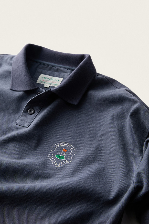 [British Sporting Club] 워싱 피그먼트 칼라 스웨트셔츠는 가을, 겨울철 데일리룩과 가을 나들이룩에 모두 활용하기 좋은 스웻셔츠입니다. 네이비 컬러의 무지 디자인으로, 클래식, 미니멀, 캐주얼 등 다양한 스타일을 소화할 수 있습니다. 두꺼운 두께감의 면 소재로 제작되어 부드러운 촉감을 선사하며, 루즈핏으로 편안한 착용감을 제공합니다. 피그먼트 워싱 가공과 트윌 원단, 버튼 플라켓, B.S.C 자수 로고, 립 마감 디테일이 돋보이는 긴소매 폴로칼라 스웨트셔츠입니다.
