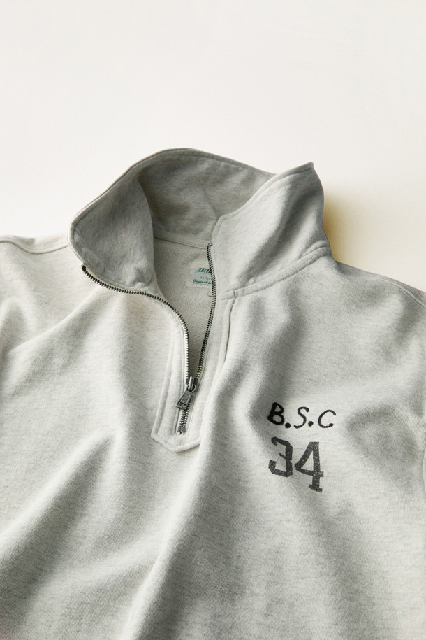브리티시 스포팅 클럽 하프 집 스웨트셔츠는 클래식과 스포티한 무드를 동시에 연출하는 스웻셔츠입니다. 부드러운 촉감의 프렌치 테리 면 소재로 제작되어 편안한 착용감을 선사합니다. 하프넥 디자인과 중간 두께감으로 간절기에 활용하기 좋으며, 좌측 가슴의 B.S.C 34 아트워크와 나염 및 자수 믹스 디테일이 돋보입니다. 립 마감 처리로 깔끔하게 마무리되었으며, 집콕룩이나 산책룩 등 다양한 캐주얼 스타일을 완성할 수 있습니다. 긴 소매와 레귤러 기장으로 어떤 스타일에도 자연스럽게 어울립니다.
