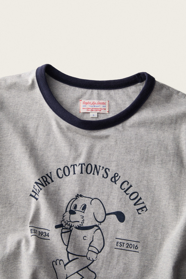 [BSC X clove] 프린트 반소매 링거 티셔츠 (W)는 멜란지 그레이, 네이비 두 가지 색상으로 출시된 여성용 티셔츠입니다. 클래식하고 캐주얼한 무드를 연출하며, 여름철 일상복으로 활용하기 좋습니다. 부드러운 면 소재로 제작되어 편안한 착용감을 선사하며, 립 마감 처리로 깔끔함을 더했습니다. 헨리 코튼 × 클로브의 협업 제품으로, 귀여운 강아지 캐릭터 프린트가 돋보입니다. 동네 마실룩이나 산책룩, 캐주얼 및 미니멀 스타일을 즐겨 입는 분들께 추천합니다.