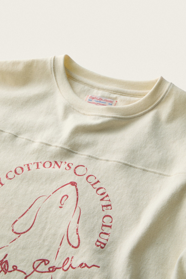 [BSC X 클로브] 럭비 롱 슬리브 티셔츠 (여성)는 코튼 싱글 저지 소재로 제작되어 부드러운 촉감을 선사합니다. 아이보리, 화이트 컬러의 라운드넥 루즈핏 티셔츠로, 가을과 겨울에 스포티하고 빈티지한 스타일을 연출하기 좋습니다. 소매 넘버 프린팅과 절개 라인 디테일이 돋보이며, BSC와 클로브의 콜라보레이션으로 탄생했습니다. 동네 마실룩이나 캐주얼한 스타일에 활용하기 좋은 긴소매 럭비 티셔츠입니다.
