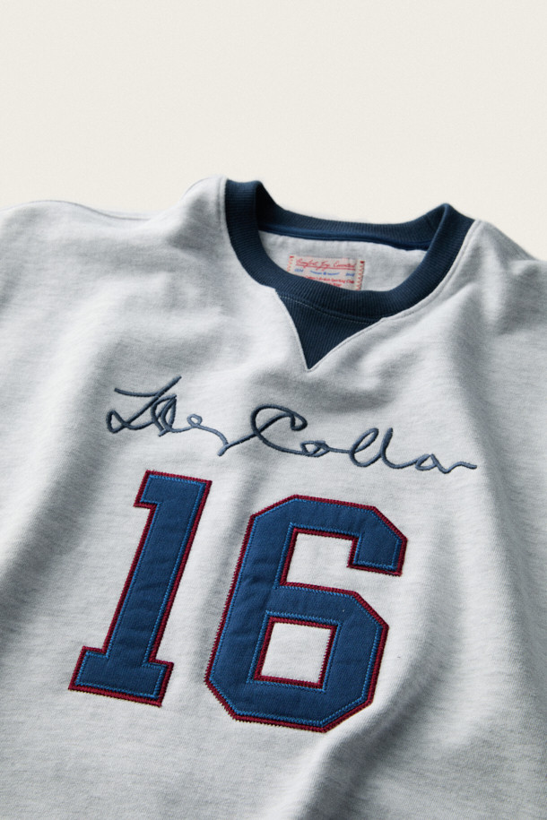 [BSC X 클로브] 아플리케 스웨트셔츠 (M)는 남성용 스웨트셔츠로, 가을과 초겨울에 착용하기 좋습니다. 클래식, 레트로, 스포티한 스타일을 연출할 수 있으며, 일상복으로 활용하기 좋습니다. 라이트 멜란지 쮸리 원단으로 제작되었으며, 부드러운 촉감을 자랑합니다. 목, 소매, 밑단에 네이비 컬러 리브 배색이 적용되었고, 전면에는 헨리코튼 서명과 클로브 '16' 로고 아플리케가 포인트로 디자인되었습니다. 루즈핏, 라운드넥, 긴소매, 얇은 두께로 편안하게 착용할 수 있습니다.
