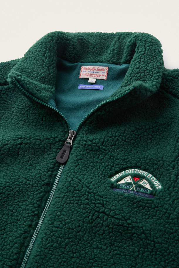 [BSC X 클로브] 자수 플리스 베스트 (M)는 남성을 위한 캐주얼 스타일의 베스트입니다. 가을과 겨울 시즌에 적합하며, 보온 기능을 갖춘 두꺼운 두께감과 부드러운 기모 안감이 특징입니다. 하이넥 디자인과 집업 여밈 방식으로 편안함을 더했고, 사이드 포켓과 아치형 포켓, 가슴 자수 디테일로 포인트를 주었습니다. [BSC X 클로브] 콜라보레이션으로 제작되어, 캐주얼, 미니멀, 고프코어 스타일을 즐겨 입는 분들께 겨울 데일리룩, 산책룩, 집콕룩으로 추천합니다.
