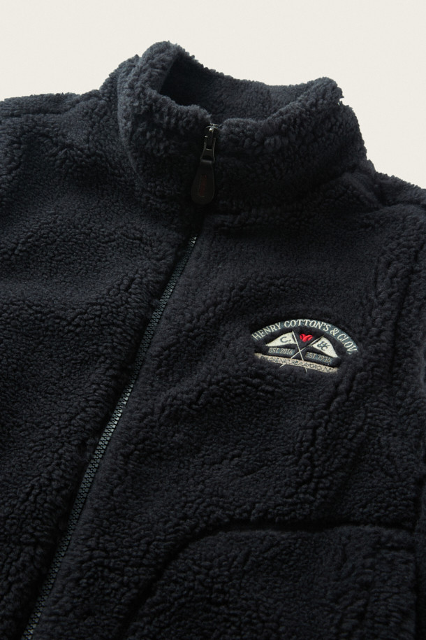 [BSC X clove] 자수 에코 플리스 베스트 (W)는 부드러운 촉감의 ECOPEL 플리스 보아 원단을 사용하여 가을, 겨울에 따뜻하게 착용할 수 있는 여성용 베스트입니다. 캐주얼 스타일의 블랙 컬러로, 일상생활에서 활용하기 좋습니다. BSC X clove 콜라보레이션 자수와 아치형 포켓 디자인이 돋보이며, 사이드 포켓으로 실용성을 더했습니다. 유틸리티 핏과 두꺼운 두께감으로 편안하게 착용 가능하며, 집업 스타일로 간편하게 입고 벗을 수 있습니다. 겨울 데일리룩, 산책룩, 집콕룩 등 다양한 TPO에 매치하여 미니멀하면서도 클래식한 스타일을 연출해보세요.
