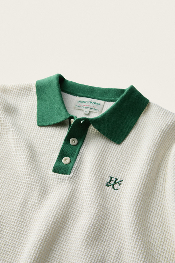 [British Sporting Club] 와플 폴로 니트는 클래식과 캐주얼 무드를 넘나드는 남성용 상의입니다. 부드러운 면 소재로 제작되었으며, 와플 패턴과 레귤러핏으로 편안한 착용감을 선사합니다. 화이트와 그린 두 가지 컬러로 출시되었으며, 가을철 일상 및 데이트룩에 활용하기 좋습니다. 긴 소매와 폴로넥 디자인, 3버튼 플래킷, 배색 카라 디테일이 특징이며, 가슴둘레 110cm입니다. HC 로고 자수와 립 마감 처리는 고급스러운 디테일을 더합니다.
