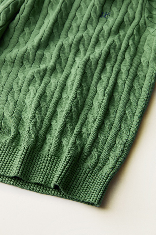 [브리티시 스포팅 클럽] 케이블 니트 풀오버는 부드러운 면 소재로 제작되어 포근한 착용감을 선사하는 긴소매 니트입니다. 클래식하고 캐주얼한 무드를 연출하며, 가을 나들이룩과 겨울 데일리룩에 모두 잘 어울립니다. 넉넉한 루즈핏과 라운드넥 디자인으로 편안함을 더하고, 두꺼운 두께감으로 따뜻하게 착용할 수 있습니다. 그린 컬러에 케이블 패턴이 더해져 포인트를 더하며, 좌측 가슴 HC 자수와 BSC 시그니처 자수가 고급스러움을 더합니다. 넥라인, 소매단, 밑단 립조직 마감으로 깔끔한 마무리를 보여줍니다.
