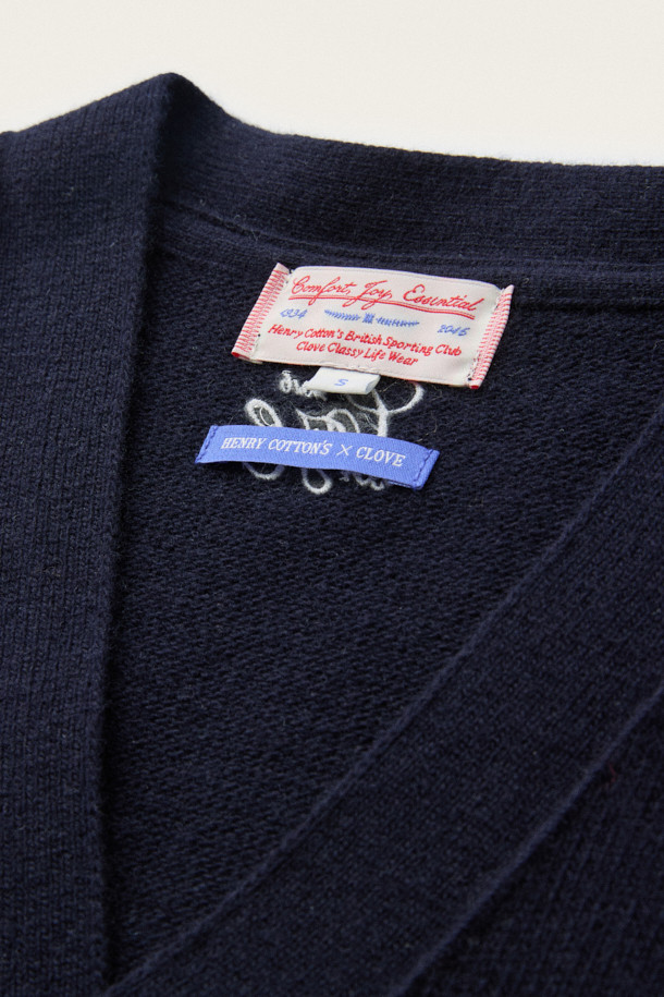 [BSC X 클로브] 아가일 니트 베스트 (U)는 네이비, 레드, 그레이 3가지 색상으로 출시된 유니섹스 니트 베스트입니다. 가을, 겨울에 활용하기 좋은 울 블렌드 소재로 제작되었으며, 부드러운 촉감이 특징입니다. 클래식, 컬리지 스타일을 연출하기 좋으며, 루즈핏 브이넥 디자인에 아가일 패턴과 민소매 스타일이 돋보입니다. 버튼 여밈, 골지 마감, 뒷면 자수 디테일이 더해져 특별함을 더하며, 데이트룩, 가을 나들이룩, 겨울 데일리룩 등 다양한 TPO에 맞춰 클래식, 프레피, 캐주얼 스타일을 완성할 수 있습니다. [BSC X 클로브] 콜라보레이션 제품입니다.
