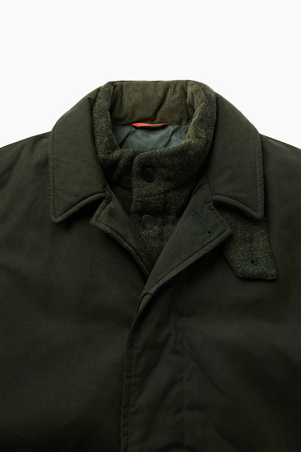 파일럿 Primo(프리모)는 겨울철 출근룩을 위한 클래식하고 미니멀한 스타일의 파일럿 코트입니다. 블랙과 올리브 두 가지 색상으로 제공되며, 넉넉한 레귤러핏과 레귤러 기장으로 편안한 착용감을 선사합니다. 면과 울 혼방의 두꺼운 소재와 구스다운 충전재, 탈부착 다운 베스트, 넥 마스크가 적용되어 뛰어난 보온성을 제공하며, 워싱 가공 및 왁스 코팅으로 내구성을 높였습니다. 버튼 여밈 방식이며, 긴 소매 디자인으로 겨울철에도 따뜻하게 착용할 수 있습니다.
