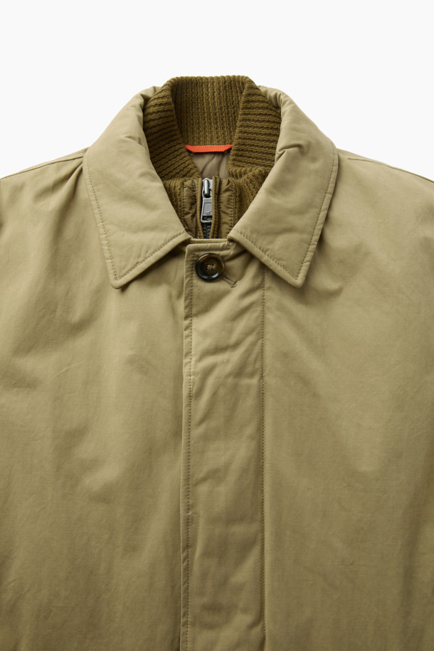 남성용 파일럿 Neo 코트는 클래식과 모던 스타일을 아우르는 겨울철 필수 아우터입니다. 베이지색상의 레귤러핏 디자인으로, 일상, 출근룩, 모임룩 등 다양한 TPO에 활용하기 좋습니다. 고급스러운 부드러운 촉감의 폴리에스테르, 면, 나일론 혼방 소재에 두꺼운 두께감으로 보온성을 높였습니다. 탈부착 패딩 베스트, 하이넥 디자인, 발마칸 카라, 머스코비 충전재, 다이아몬드 피치 가공, 수지 코팅 및 에어로 워싱 처리 등 섬세한 디테일이 돋보입니다. 안감은 패딩으로 제작되어 한겨울 추위에도 따뜻함을 유지해 줍니다.
