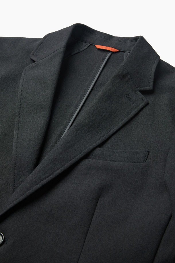 가을 화섬 재킷은 가을 시즌에 적합한 베이직 스타일의 블레이저입니다. 블랙 컬러의 무지 디자인으로, 테일러드 핏과 싱글 버튼 여밈으로 클래식하고 미니멀한 시크 스타일을 연출합니다. 얇은 두께감의 화섬 소재로 제작되어 자연스러운 촉감을 선사하며, 긴 소매와 싱글벤트, 아웃포켓 디테일이 특징입니다. 출근룩, 오피스룩, 비즈니스 캐주얼 등 다양한 TPO에 활용하기 좋습니다.
