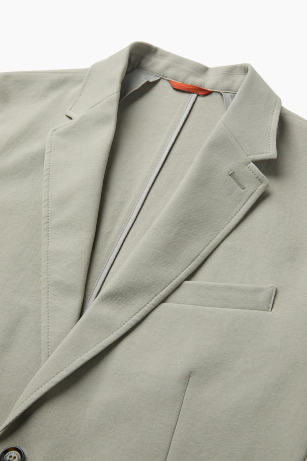 가을 화섬 재킷은 베이직하고 캐주얼한 스타일을 연출하는 데 적합한 아우터입니다. 폴리에스터 소재로 제작되어 가을철 얇게 걸치기 좋으며, 싱글 버튼, 아웃 포켓, 싱글 벤트 디테일이 특징입니다. 테일러드 핏으로 제작되어 출근룩, 비즈니스 캐주얼, 모임룩 등 다양한 TPO에 활용할 수 있습니다. 베이지와 아이보리 두 가지 색상으로 출시되어 미니멀하고 클래식한 스타일을 선호하는 분들께 추천합니다. 긴 소매 기장의 블레이저 스타일로, 가을 시즌 세련된 분위기를 더해줍니다.
