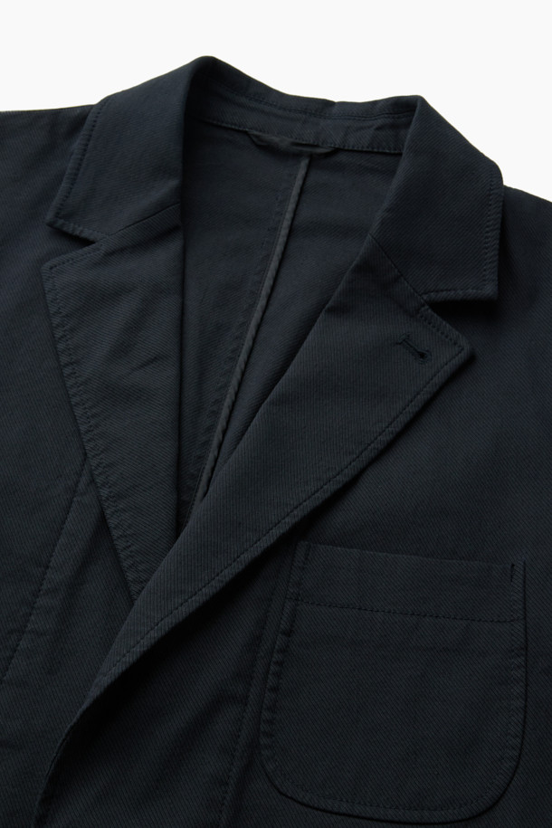 블랙 컬러의 린넨 혼방 스트레치 재킷입니다. 가을 시즌에 어울리는 캐주얼 스타일의 블레이저로, 데이트룩 연출에 적합합니다. 릴랙스 핏으로 편안함을 제공하며, 싱글 버튼 여밈 방식과 아웃 포켓 디테일이 특징입니다. 린넨, 면, 나일론, 스판덱스의 혼방 소재로 제작되어 통기성과 신축성을 갖추었습니다. 싱글 벤트 및 컨버터블 카라 디자인으로 미니멀하고 클래식한 분위기를 더합니다. 긴 소매 기장으로 다양한 스타일을 연출할 수 있습니다.
