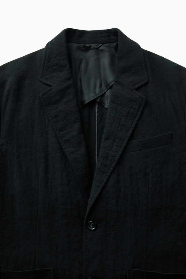 이탈리안 원단으로 제작된 울 써커 크리즈 셋업 재킷입니다. 가을 시즌에 어울리는 블랙 컬러의 싱글 버튼 블레이저로, 톤온톤의 미니멀한 디자인이 특징입니다. 루즈핏으로 편안함을 더하고, 크리즈 가공으로 세련된 실루엣을 연출합니다. 웰트 포켓과 아웃 포켓 디테일이 실용성을 높였으며, 안감 처리를 통해 부드러운 착용감을 선사합니다. 출근룩, 비즈니스 캐주얼, 모임룩 등 다양한 TPO에 미니멀, 클래식, 캐주얼 스타일로 활용하기 좋습니다.
