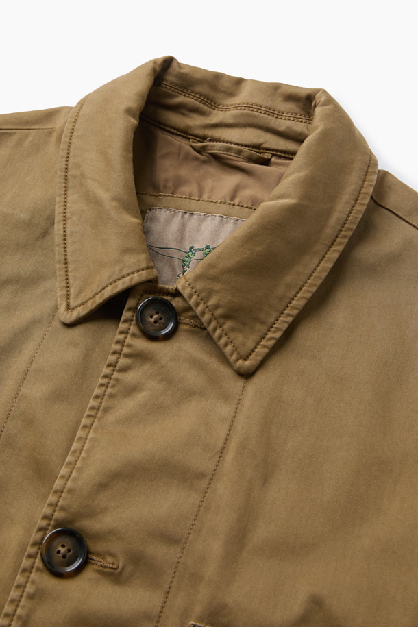 다잉 초어 재킷은 가을 계절에 어울리는 캐주얼 스타일의 남성용 아우터입니다. 부드러운 면 소재로 제작되어 편안한 착용감을 선사하며, 레귤러 핏으로 부담 없이 소화할 수 있습니다. 브라운 컬러의 무지 디자인으로 다양한 룩에 매치하기 용이하며, 3포켓 디테일과 몸판 및 소매 안감으로 실용성을 더했습니다. 가먼트 다잉 가공으로 은은한 멋을 더하고, 스트레치 기능이 있어 활동성을 높였습니다. 가을 나들이룩, 데이트룩에 활용하여 미니멀하고 클래식한 스타일을 연출해보세요.
