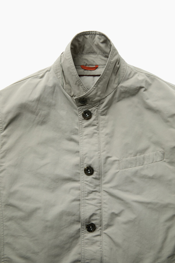 베이직하고 미니멀한 디자인의 패딩 탈착 재킷입니다. 가을과 초겨울에 적합하며, 출근룩과 겨울 데일리룩에 활용하기 좋습니다. 컨버터블 카라 디자인과 레귤러핏으로 제작되었으며, 무지 패턴의 베이지 컬러로 어떤 스타일에도 쉽게 매치할 수 있습니다. 긴 소매, 버튼 여밈 방식에 패딩 탈착이 가능하여 보온성을 조절할 수 있으며, 내외부 포켓이 있어 실용적입니다. 화섬 소재로 제작되었습니다.
